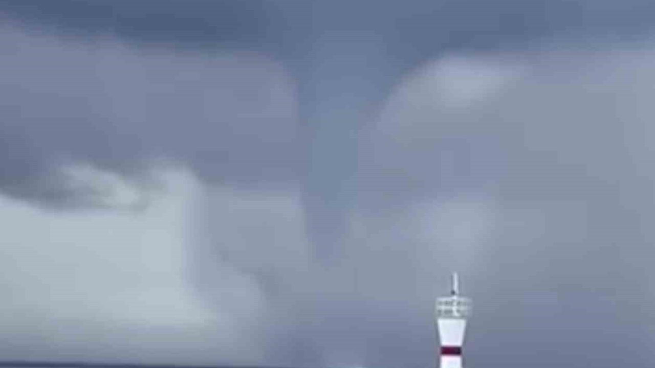 Bozcaada açıklarında deniz hortumu görüntülendi