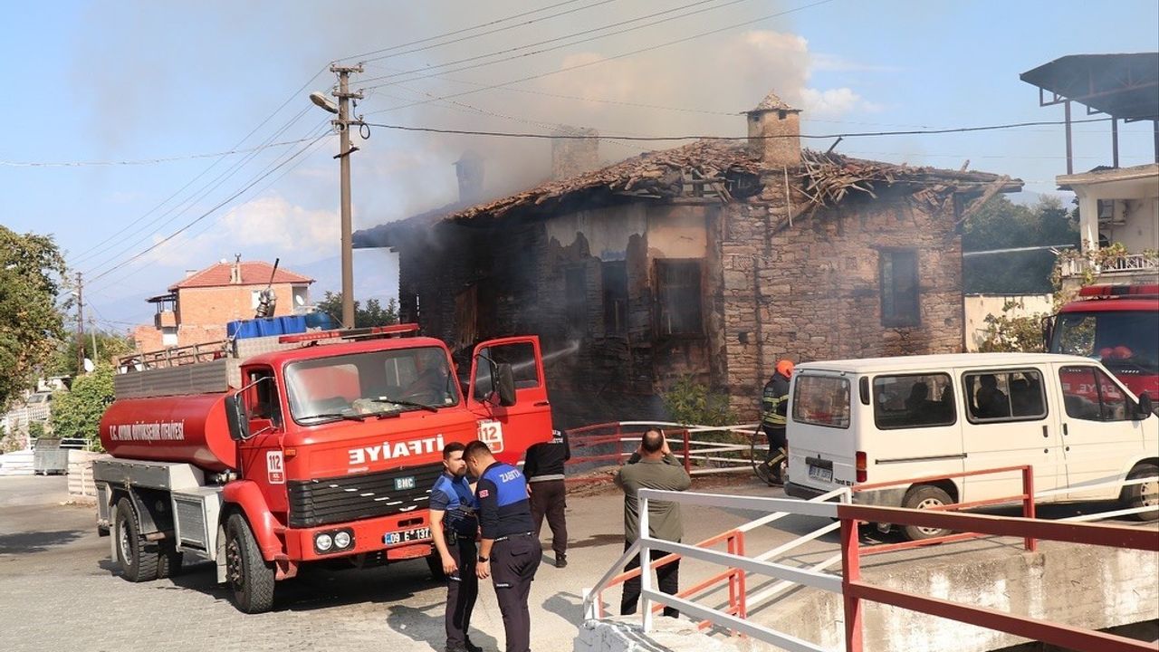 Bozdoğan'da Metruk Ev Yangını