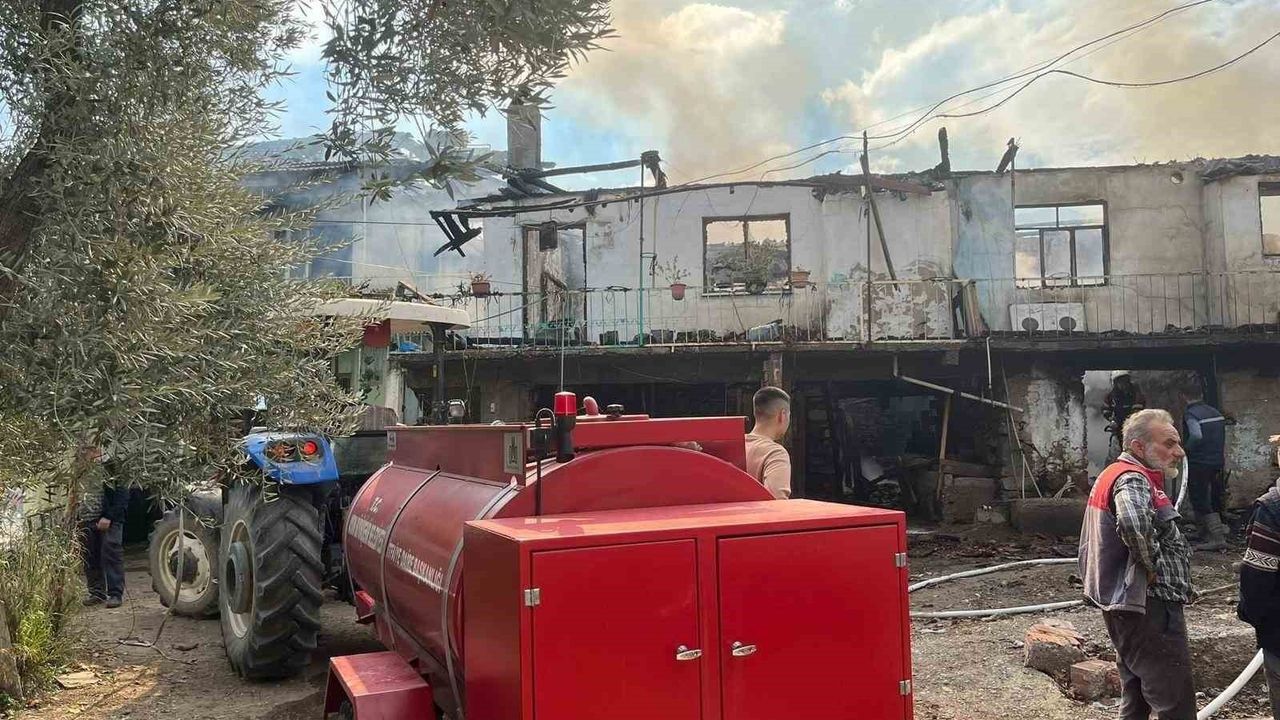 Bozdoğan'da yangın: Bir ev küle döndü, komşu evde ağır hasar