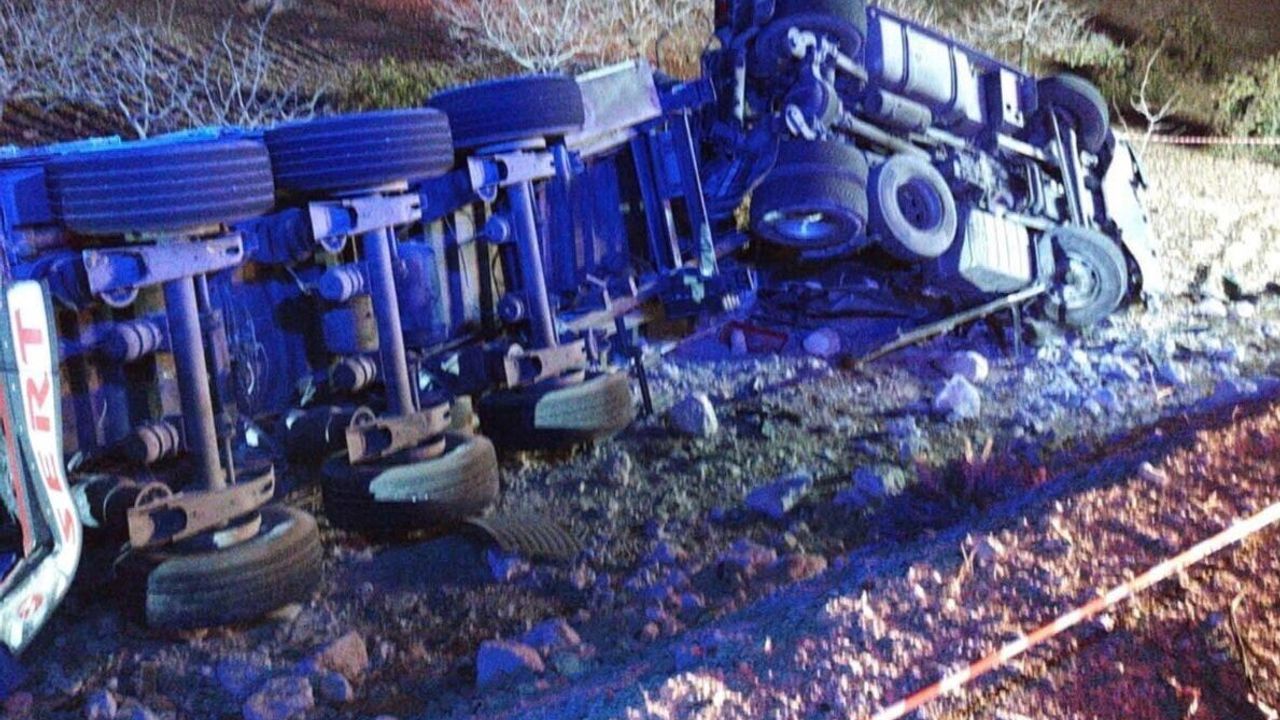 Bozova’da devrilen gübre yüklü tırın sürücüsü yaşamını yitirdi