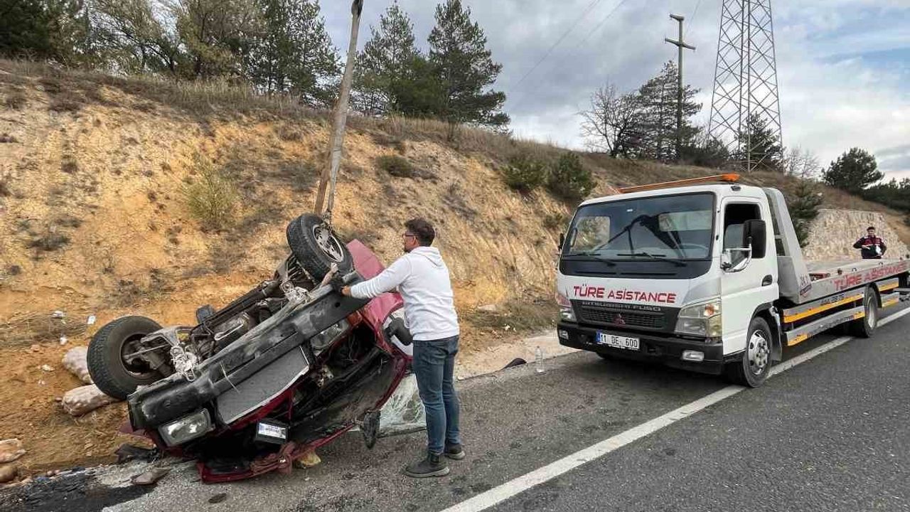 Bozüyük'te kamyonet devrildi: 2 kişi hafif yaralandı