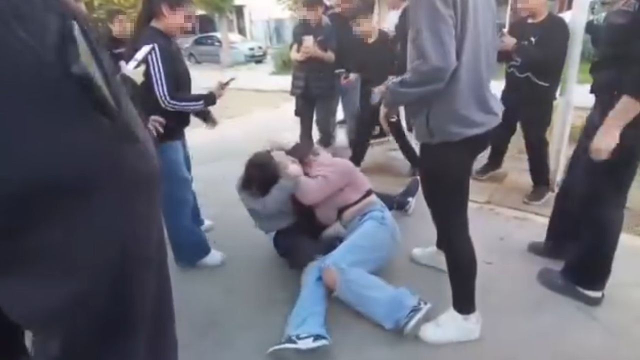 Buca'da ortaokulda iki kız öğrenci saç saça kavga etti; arkadaşları video çekti