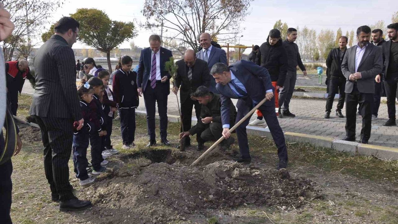 Bulanık’ta 3 bin fidan 11 Kasım’da toprakla buluştu