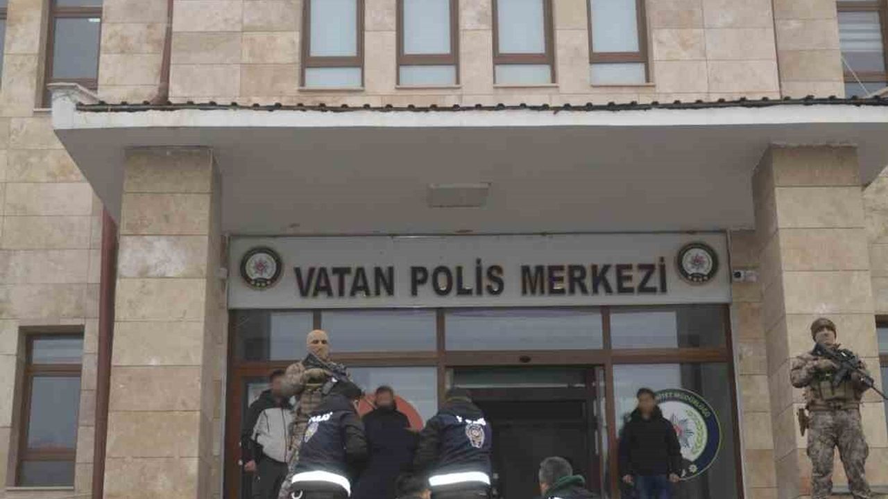 Bulanık’ta firari 2 şüpheli suç aletiyle yakalandı, tutuklandılar