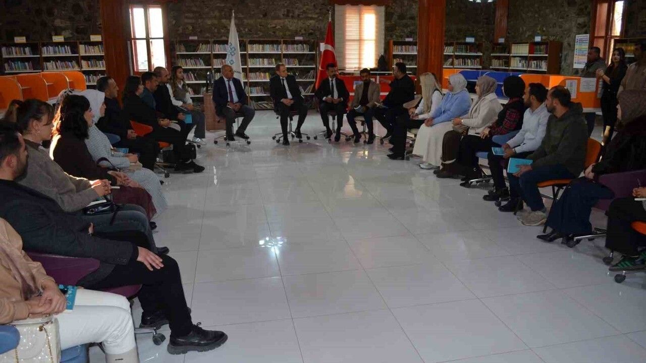 Bulanık’ta Kaymakam Koşansu öğretmenlerle kütüphane söyleşisinde buluştu