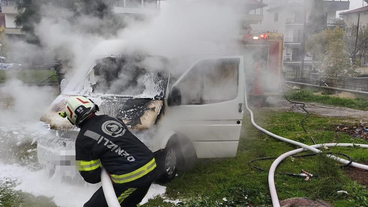 Buldan'da park halindeki minibüs alev aldı