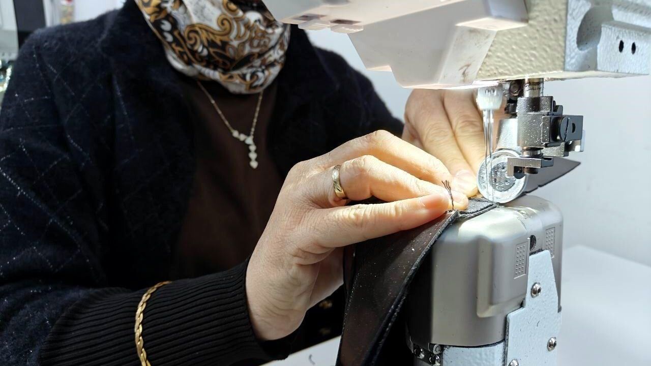 Bünyan'da kadınlar ayakkabı saya üretimini üstlendi