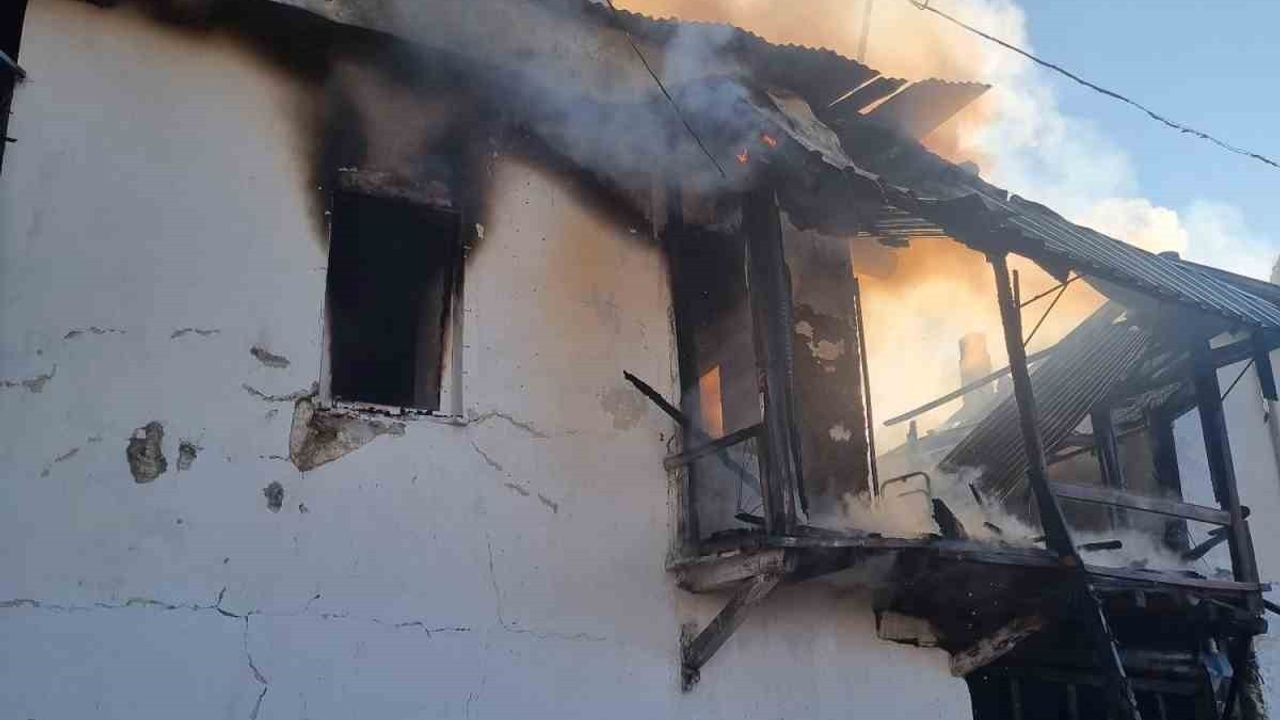 Burdur'da Güney Köyü'nde çıkan yangında yaşlı çift hayatını kaybetti