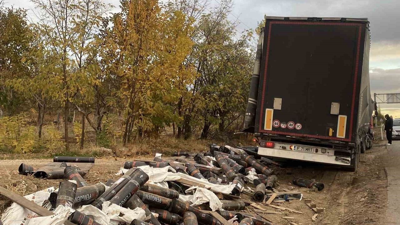 Burdur'da kavşağa aşırı hızlı giren tır otomobile çarptı: 1 ölü