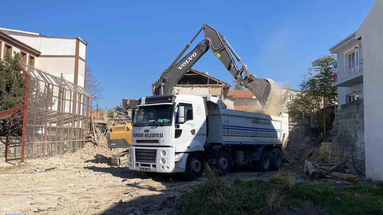Burdur'da kiracının itirazıyla yarım kalan metruk bina yıkımı tamamlandı