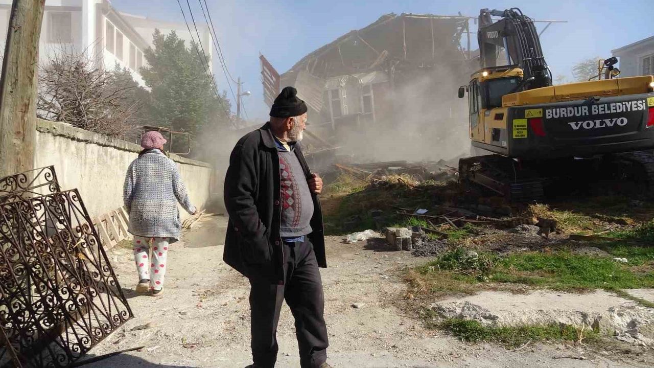 Burdur’da metruk bina yıkımı, kiracının itirazıyla durdu