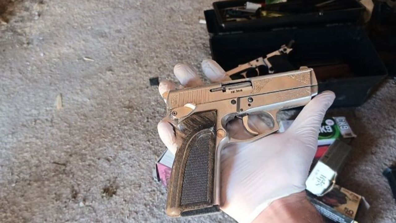Burdur'da silah ve tarihi eser kaçakçılığı operasyonu: Çok sayıda malzeme ele geçirildi