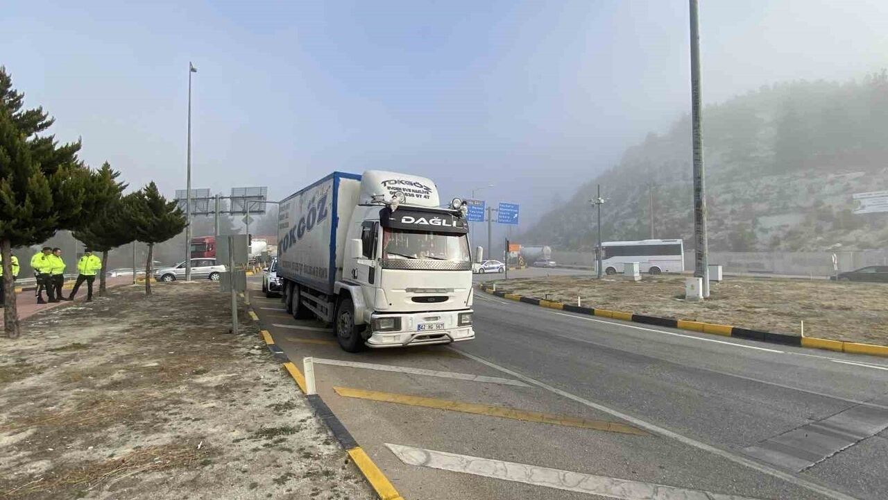 Burdur’da Ters Şeritte İlerleyen Kamyon Otomobile Çarpıp Kaçtı; Sürücü Gazetecilere Tepki Gösterdi