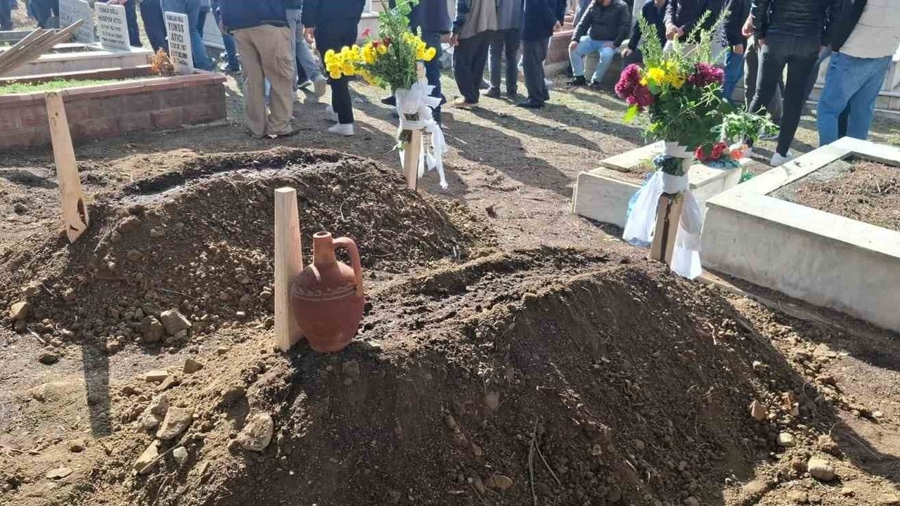 Burdur'da yangında yaşamını yitiren yaşlı çift defnedildi