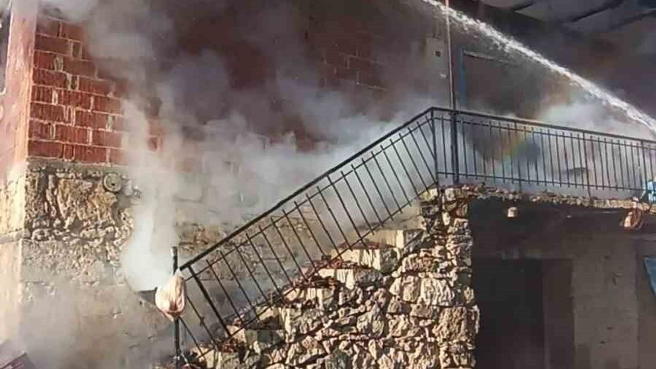 Burdur Günalan'da 2 Katlı Evde Yangın Kontrol Altına Alındı