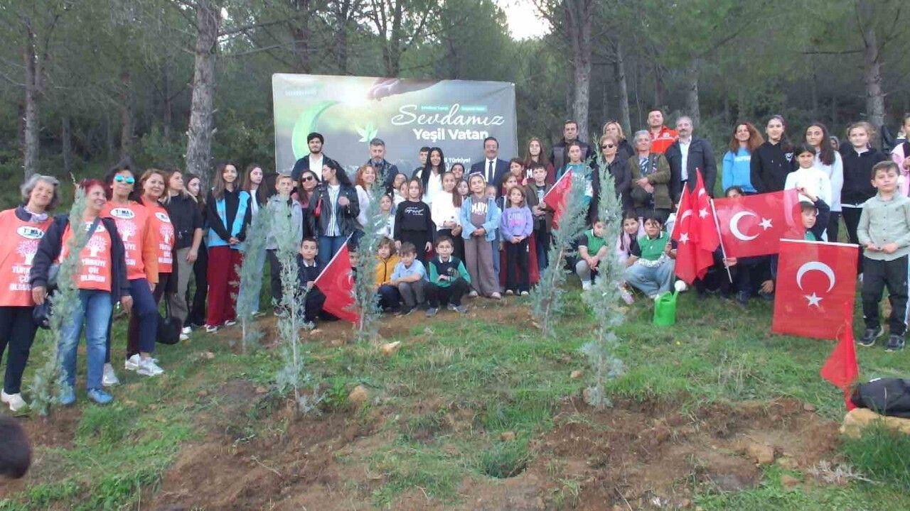 Burhaniye'de 400 fidan Taylıeli Mahallesi'nde toprakla buluştu