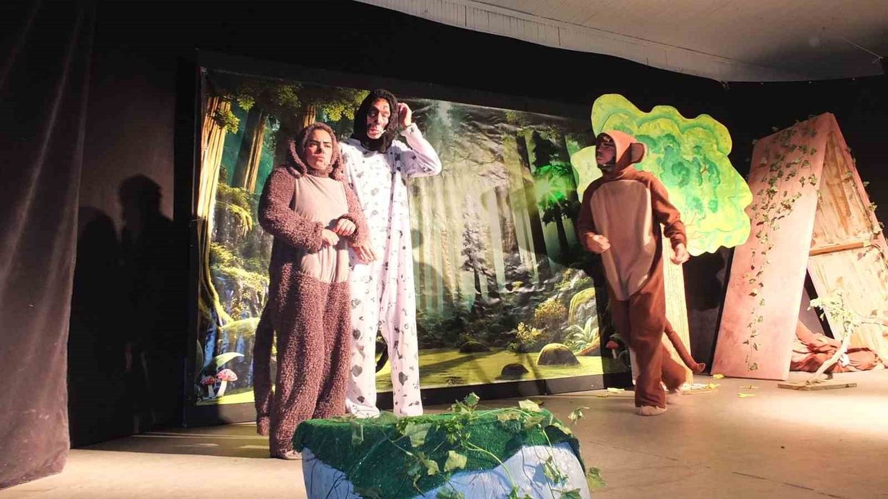 Burhaniye'de 'Bizden Değilsin' çocuk oyunu ayakta alkışlandı