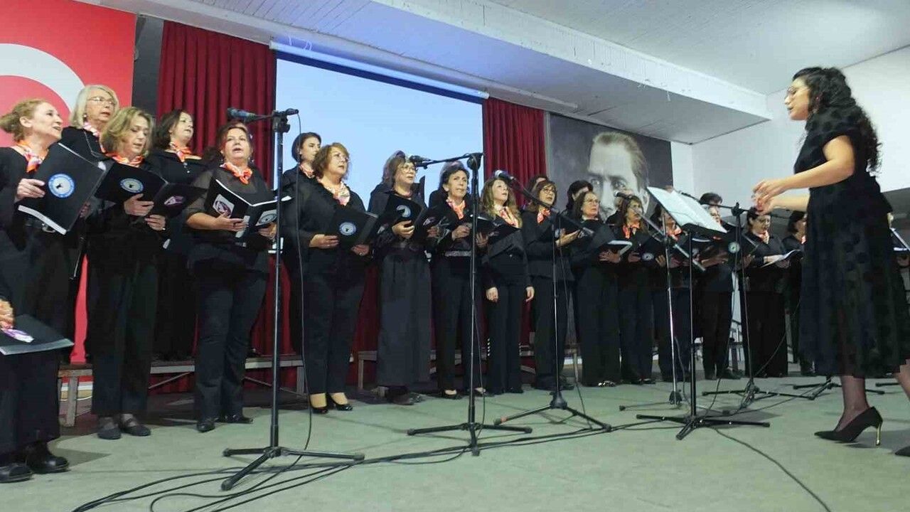 Burhaniye'de Çok Sesli Kadın Korosu'ndan 25 Kasım farkındalık konseri