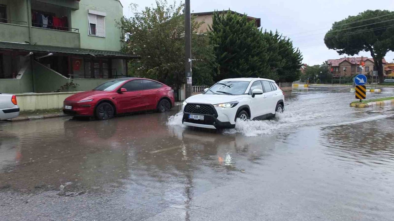 Burhaniye’de Sağanak Sokakları Göle Çevirdi