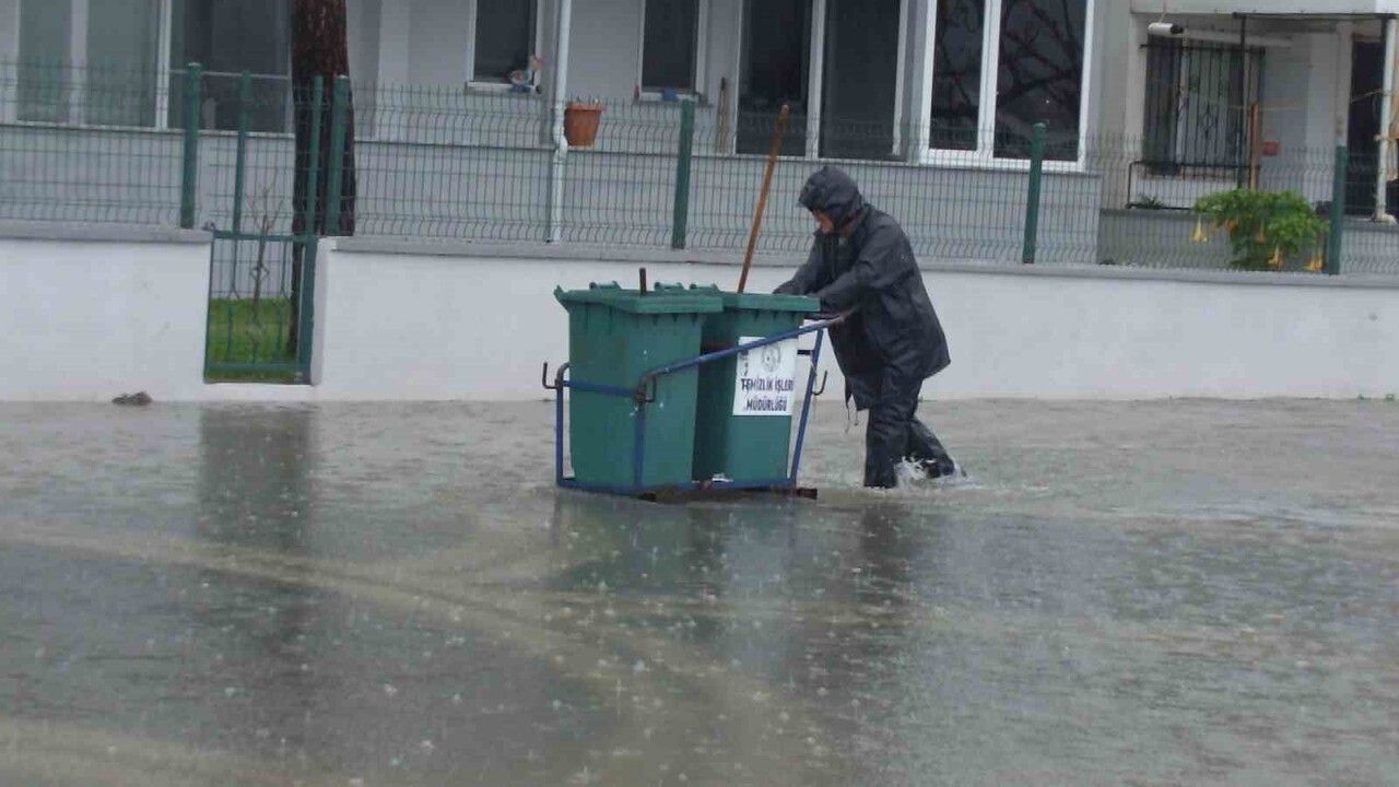 Burhaniye'de sağanak: Yollar göle döndü, bodrumlar su altında