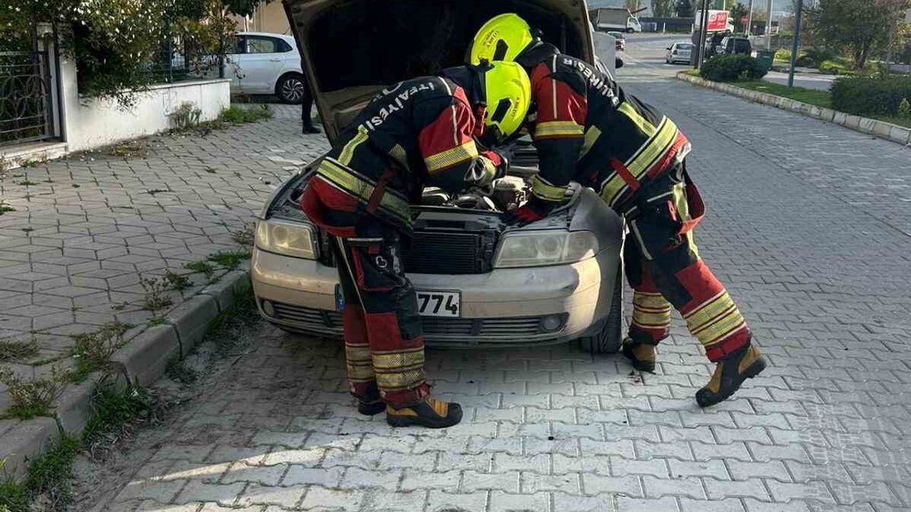 Burhaniye'de seyir halindeki otomobilin motorunda yangın