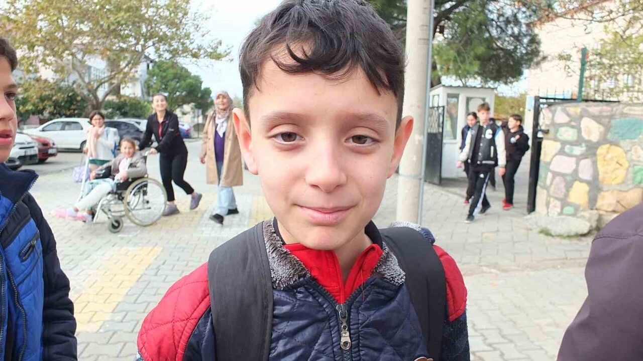 Burhaniye’de Tuncay Arslan kardeşi anısına pamuk şekeri hayrı düzenledi