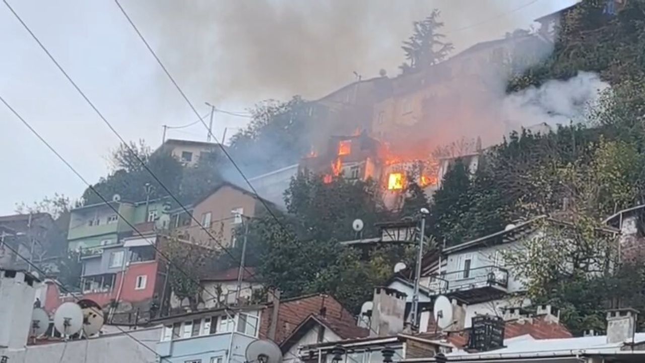 Bursa'da 2 katlı bina alevlere teslim oldu — Drone görüntüleri