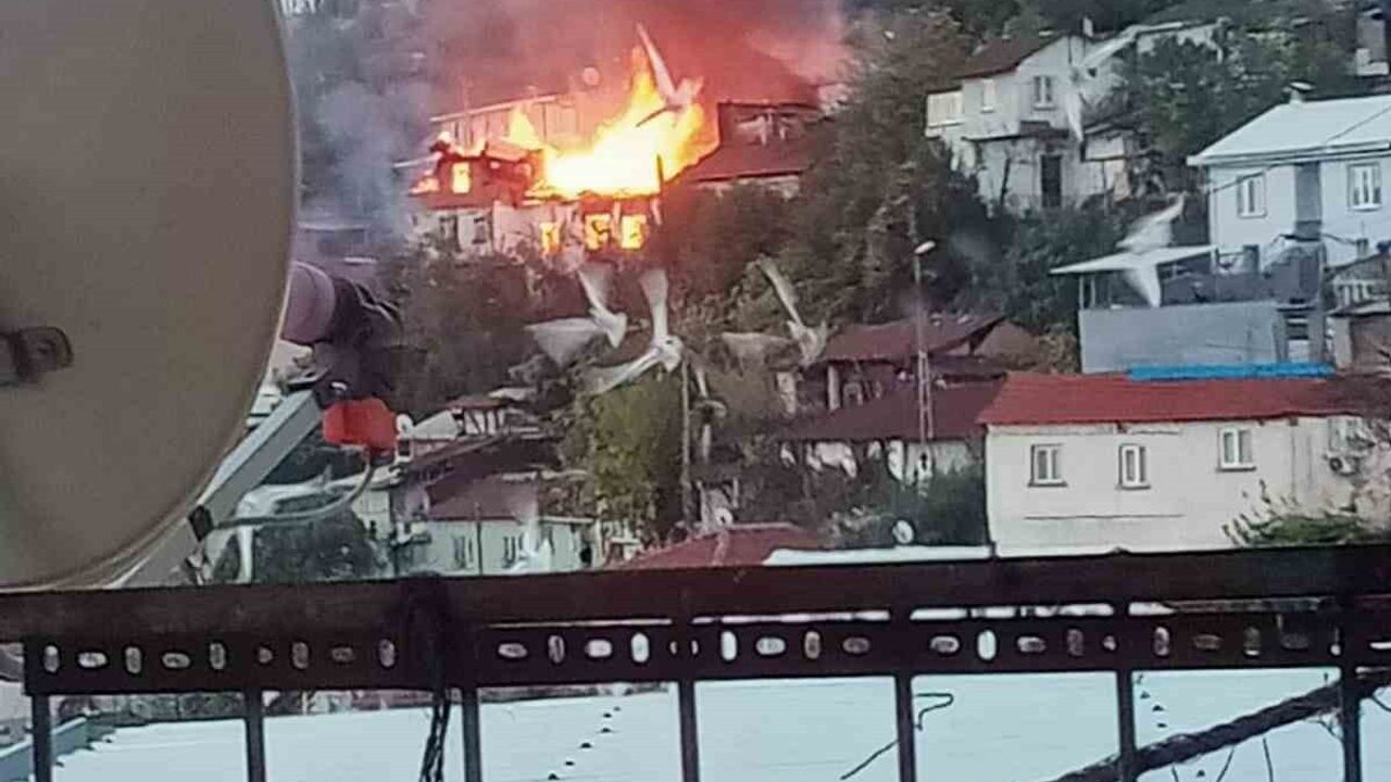 Bursa'da 2 katlı evde yangın: 78 yaşındaki sahibi kayıp