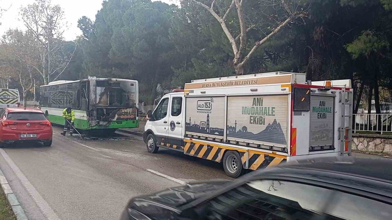 Bursa'da 8-D Hattı Otobüsünde Motor Yangını — Yolcular Tahliye Edildi