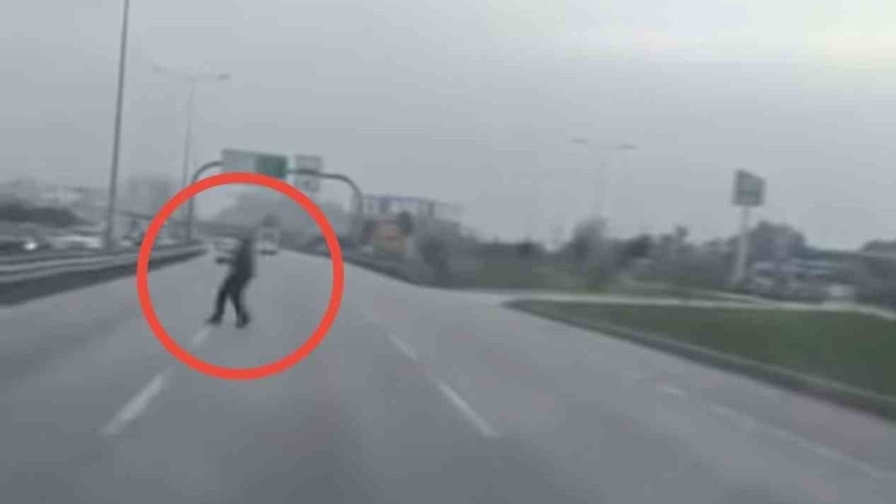 Bursa'da araçların arasından karşıya geçen kişi cep telefonuna yansıdı
