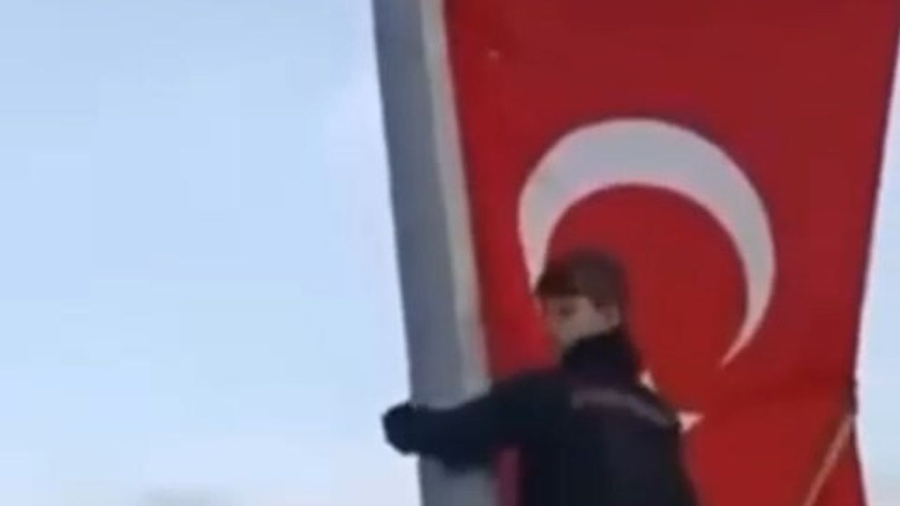 Bursa’da çocukların bayrak hassasiyeti: direğe tırmandılar