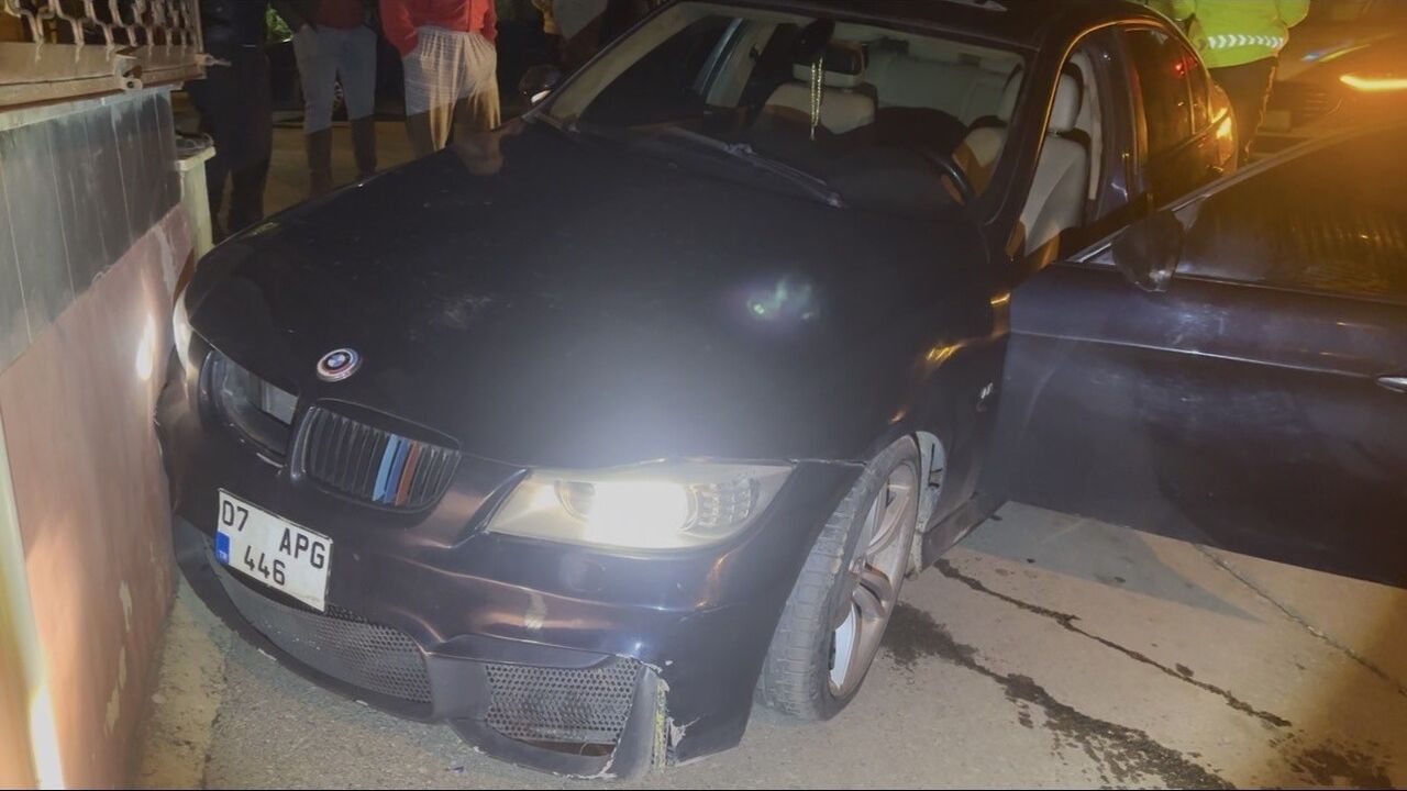 Bursa'da 'dur' ihtarına uymayan sürücü 5 kilometre kaçtı; 3 araca çarparak duvara girdi