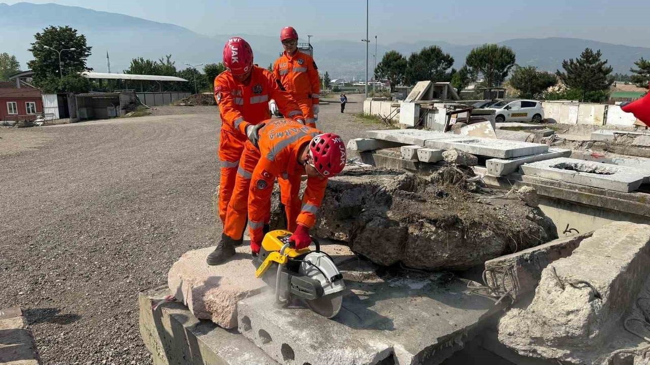 Bursa'da JAK Timleri Arama Kurtarma Eğitimlerine Devam Ediyor