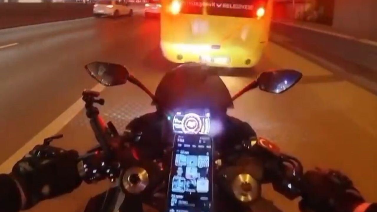 Bursa'da motosiklet belediye otobüsüne arkadan çarptı