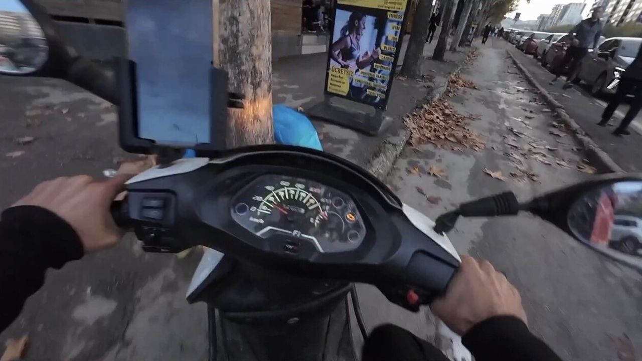 Bursa'da motosiklet kontrolünü kaybedip reklam dubasına çarptı