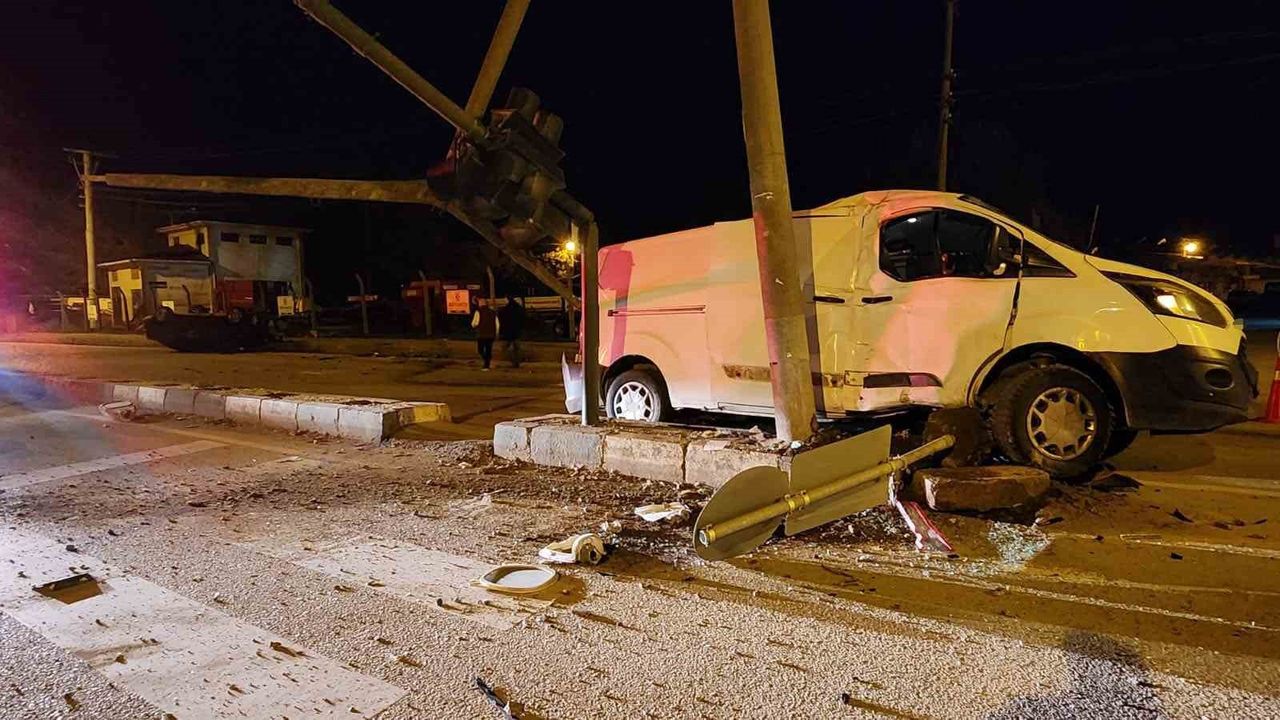 Bursa'da otomobilin kamyonete çarpması sonucu 3 yaralı