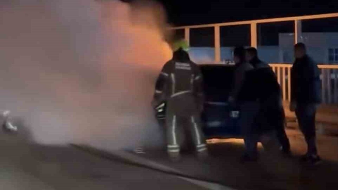 Bursa'da seyir halindeki otomobil alev aldı — İtfaiye tarafından söndürüldü