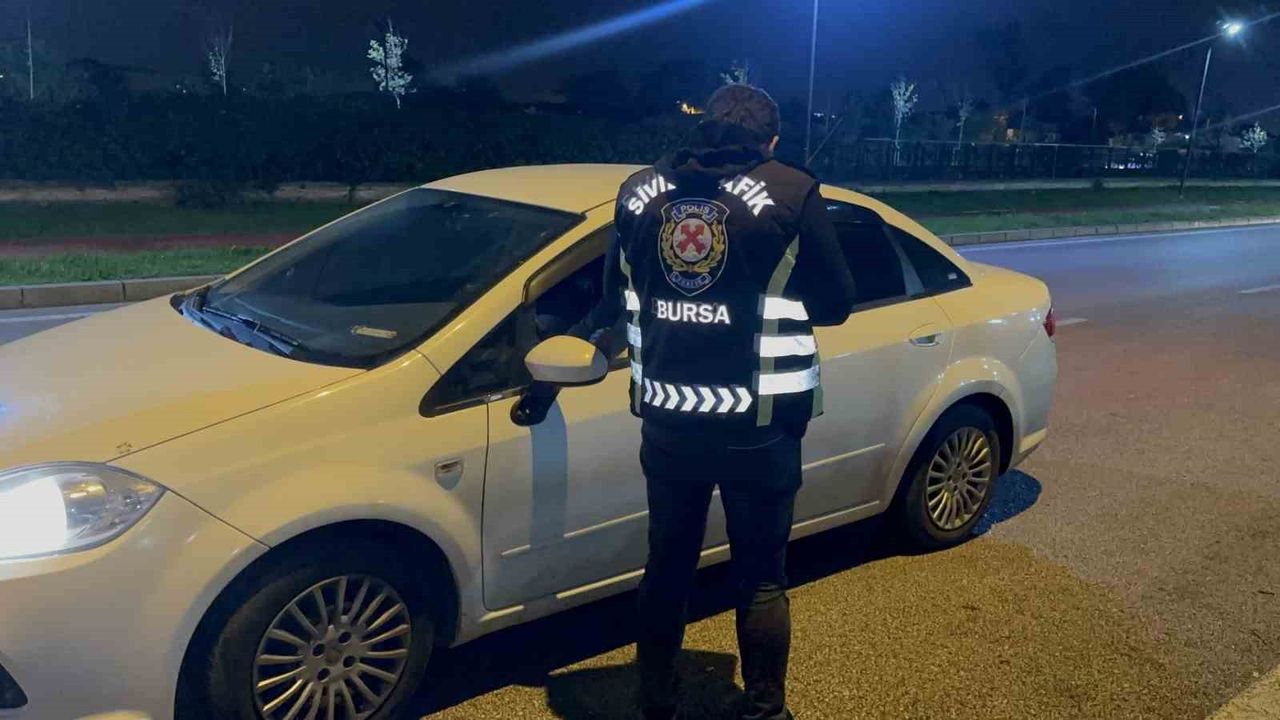 Bursa'da sivil trafik ekiplerinden gece denetimi: Kuralları ihlal eden araçlara ceza