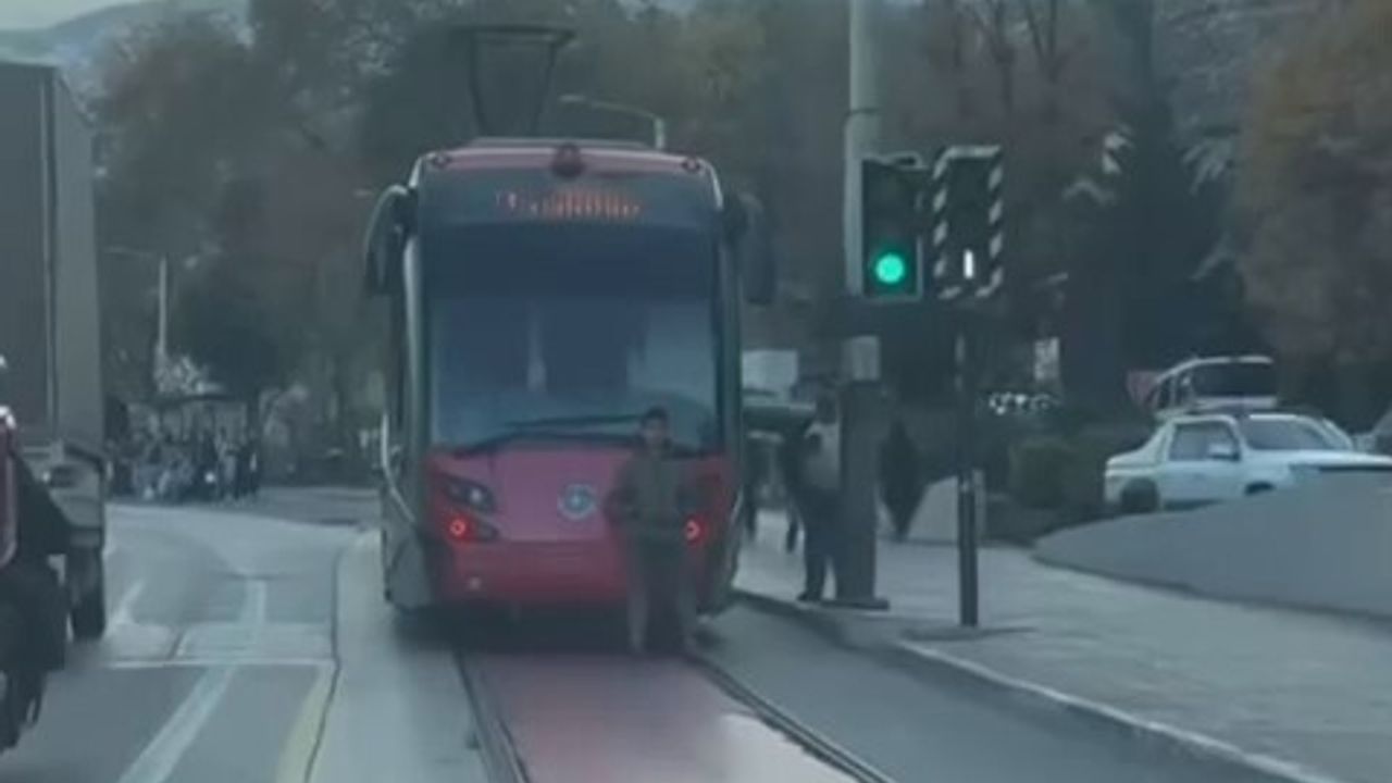Bursa'da tramvay arkasına tutunan çocuğun tehlikeli yolculuğu