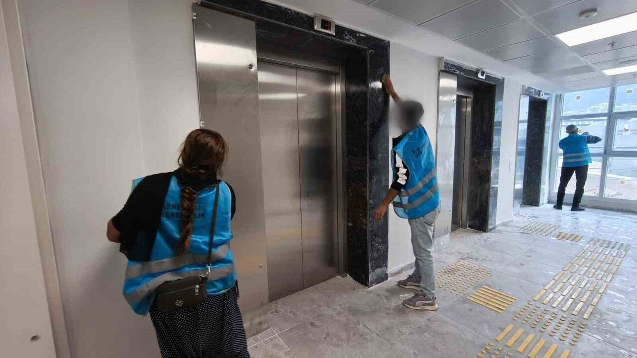 Bursa'da yükümlüler KYK yurdunda kapsamlı temizlik ve taşıma yaptı