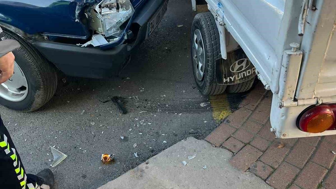 Bursa Gemlik’te otomobil kamyonete çarptı