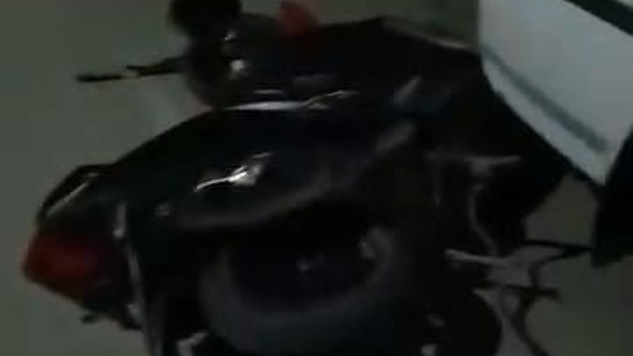 Bursa İnegöl'de motosiklet 3 araca çarpıp sürücüsü yaralandı