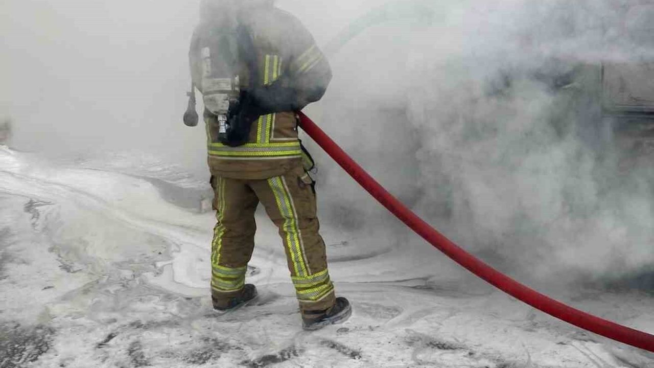 Bursa İnegöl'de seyir halindeki otomobil alev aldı