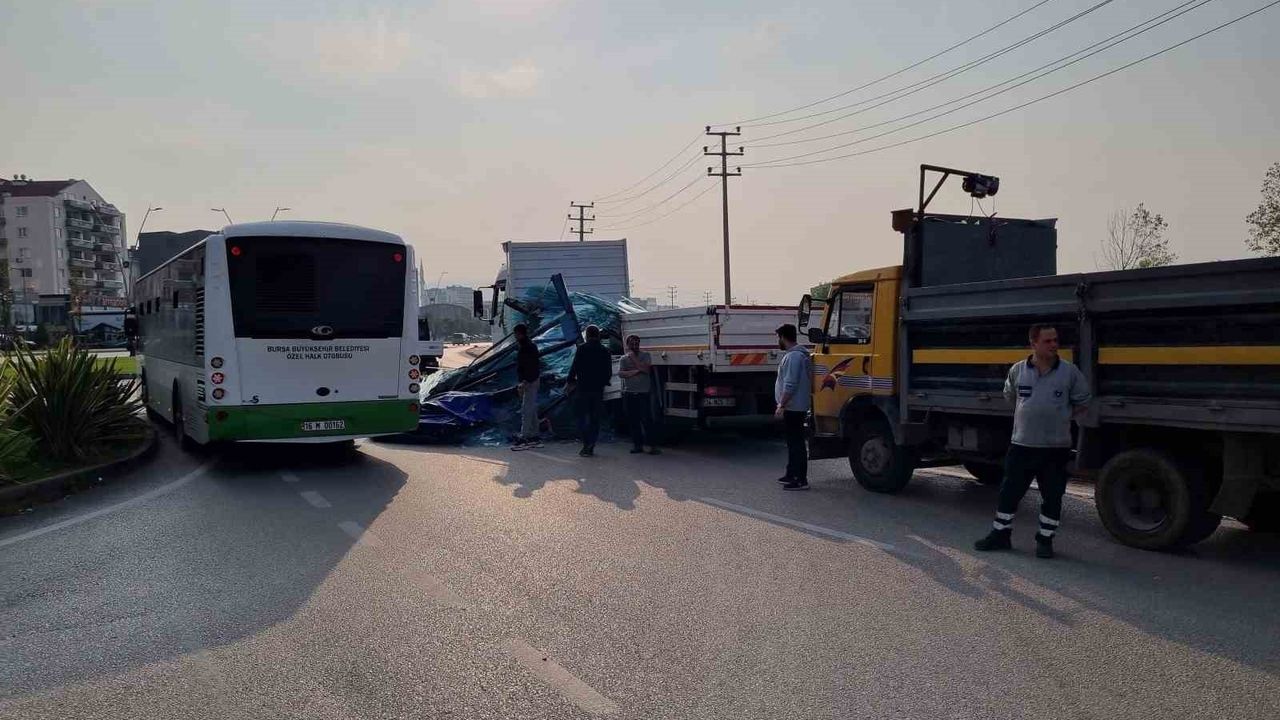 Bursa Nilüfer'de Kamyonet Kasasından Tonlarca Cam Yola Döküldü