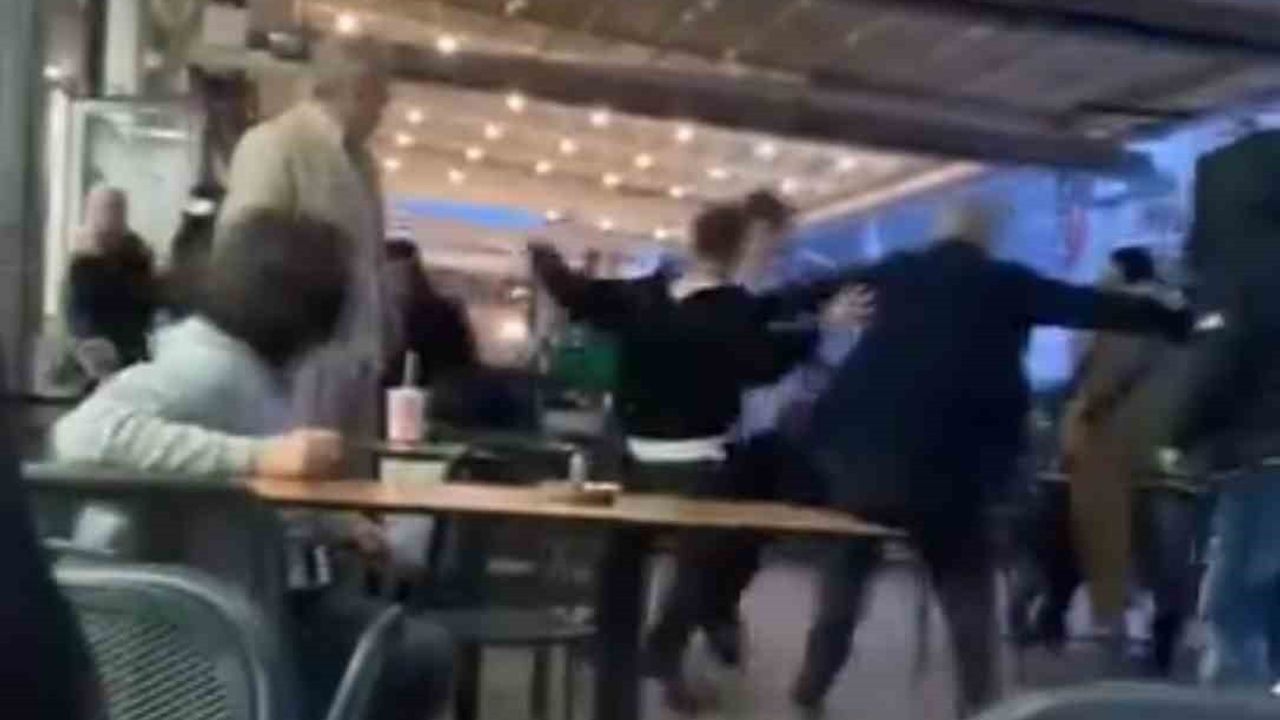 Bursa Özlüce'de gençler arasında yumruklu kavga kamerada