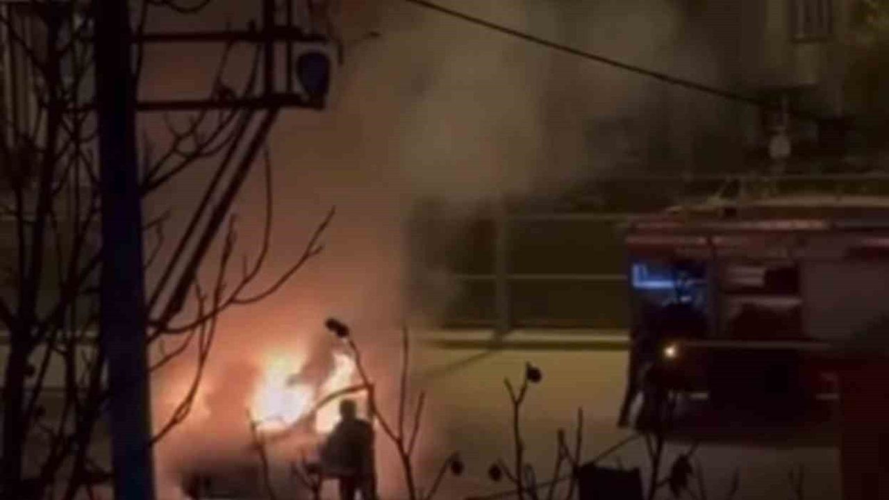 Bursa Yıldırım'da hafif ticari araç yanarak kül oldu