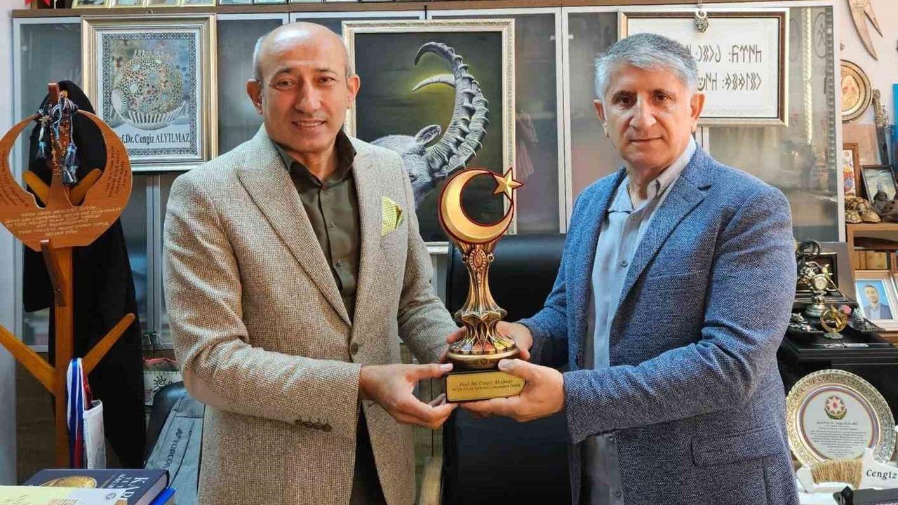 BUÜ'lü akademisyene 'Ali Şîr Nevâî Dil Araştırmaları Ödülü'