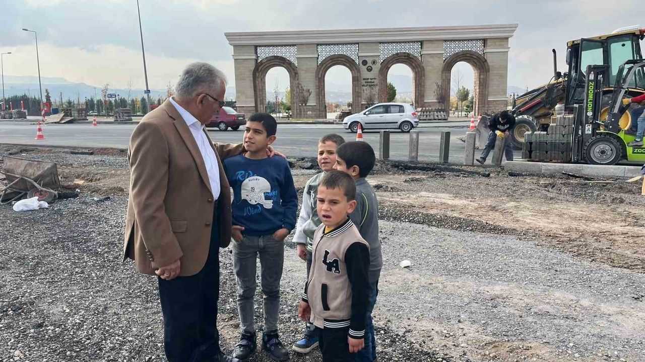 Büyükkılıç, Talas Bulvarı’ndaki kavşak düzenlemesini pazar mesaisinde inceledi