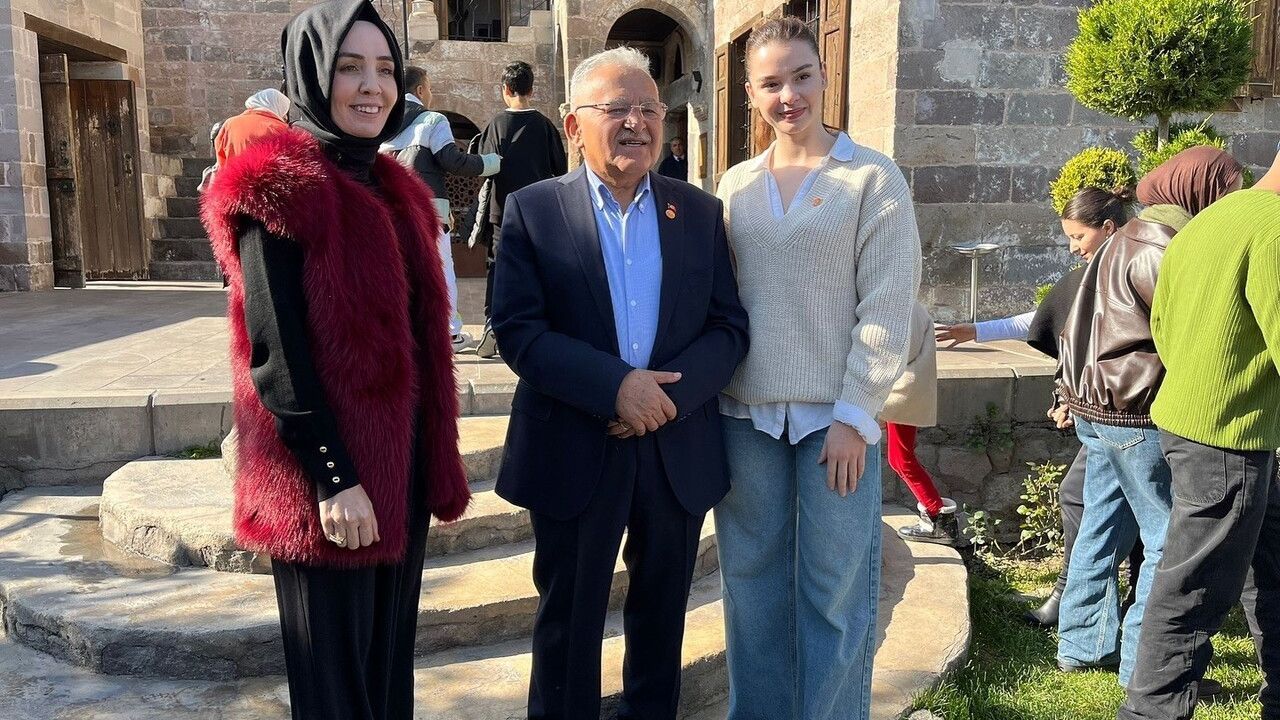 Büyükkılıç Talas’ta genç gönüllüler ve Filistinli öğrencilerle buluştu