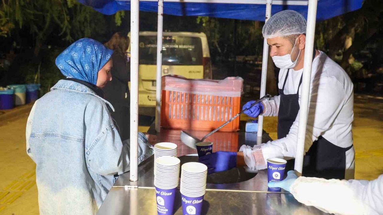 Büyükşehir’den üniversitelilere gece çorbası